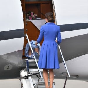 La princesse Charlotte n'a besoin de personne pour monter en avion ! Le duc et la duchesse de Cambridge ont décollé de Varsovie au matin du 19 juillet 2017 avec leurs enfants le prince George et la princesse Charlotte, quittant la Pologne pour poursuivre leur visite officielle en Allemagne.