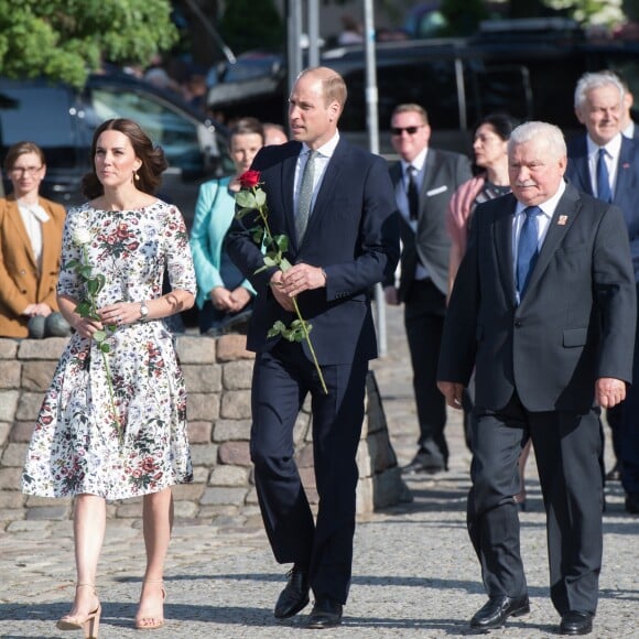 Kate Middleton et le prince William au Musée de la solidarité européenne à Gdansk le 18 juillet 2017, où ils ont eu l'ancien président Lech Walesa pour guide, au cours de leur visite officielle en Pologne.