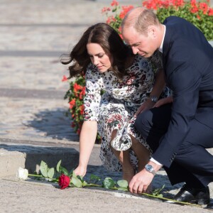 Kate Middleton et le prince William ont déposé des roses devant le monument aux morts des chantiers navals au Musée de la solidarité européenne à Gdansk le 18 juillet 2017, où ils ont eu l'ancien président Lech Walesa pour guide, au cours de leur visite officielle en Pologne.