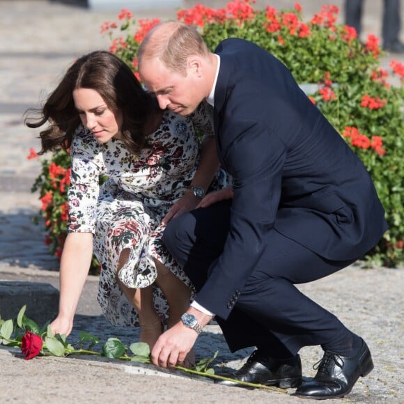 Kate Middleton et le prince William ont déposé des roses devant le monument aux morts des chantiers navals au Musée de la solidarité européenne à Gdansk le 18 juillet 2017, où ils ont eu l'ancien président Lech Walesa pour guide, au cours de leur visite officielle en Pologne.