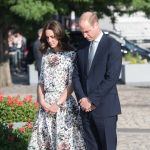 Kate Middleton et le prince William au Musée de la solidarité européenne à Gdansk le 18 juillet 2017, où ils ont eu l'ancien président Lech Walesa pour guide, au cours de leur visite officielle en Pologne.