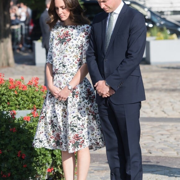 Kate Middleton et le prince William au Musée de la solidarité européenne à Gdansk le 18 juillet 2017, où ils ont eu l'ancien président Lech Walesa pour guide, au cours de leur visite officielle en Pologne.