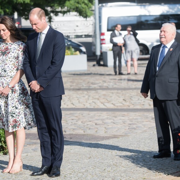 Kate Middleton et le prince William au Musée de la solidarité européenne à Gdansk le 18 juillet 2017, où ils ont eu l'ancien président Lech Walesa pour guide, au cours de leur visite officielle en Pologne.