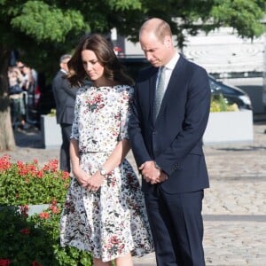 Kate Middleton et le prince William au Musée de la solidarité européenne à Gdansk le 18 juillet 2017, où ils ont eu l'ancien président Lech Walesa pour guide, au cours de leur visite officielle en Pologne.