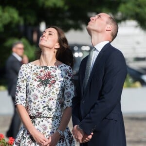 Kate Middleton et le prince William au Musée de la solidarité européenne à Gdansk le 18 juillet 2017, où ils ont eu l'ancien président Lech Walesa pour guide, au cours de leur visite officielle en Pologne.