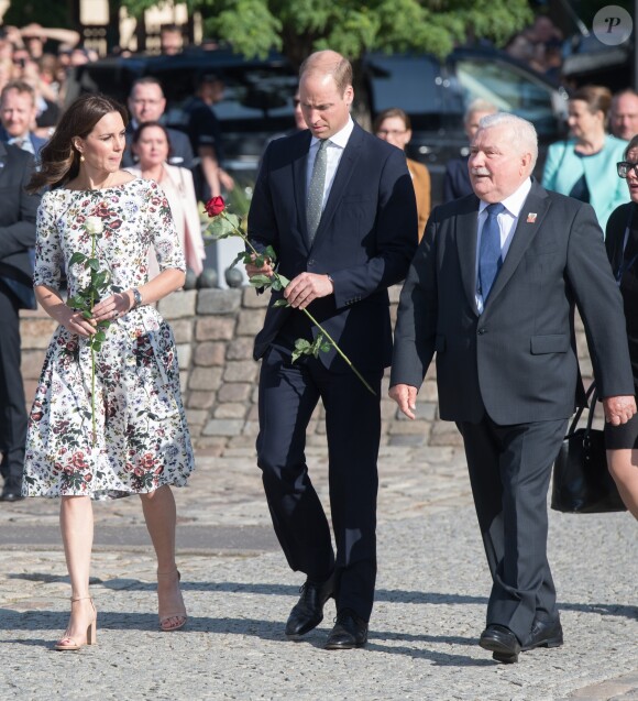 Kate Middleton et le prince William au Musée de la solidarité européenne à Gdansk le 18 juillet 2017, où ils ont eu l'ancien président Lech Walesa pour guide, au cours de leur visite officielle en Pologne.