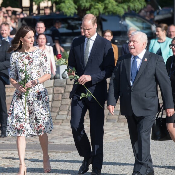 Kate Middleton et le prince William au Musée de la solidarité européenne à Gdansk le 18 juillet 2017, où ils ont eu l'ancien président Lech Walesa pour guide, au cours de leur visite officielle en Pologne.