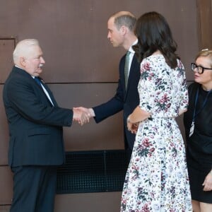 Kate Middleton et le prince William au Musée de la solidarité européenne à Gdansk le 18 juillet 2017, où ils ont eu l'ancien président Lech Walesa pour guide, au cours de leur visite officielle en Pologne.