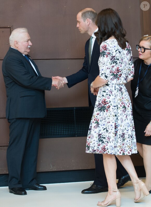 Kate Middleton et le prince William au Musée de la solidarité européenne à Gdansk le 18 juillet 2017, où ils ont eu l'ancien président Lech Walesa pour guide, au cours de leur visite officielle en Pologne.