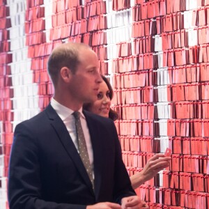 Kate Middleton et le prince William devant le Mur de la Solidarité au Musée de la solidarité européenne à Gdansk le 18 juillet 2017, où ils ont eu l'ancien président Lech Walesa pour guide, au cours de leur visite officielle en Pologne.