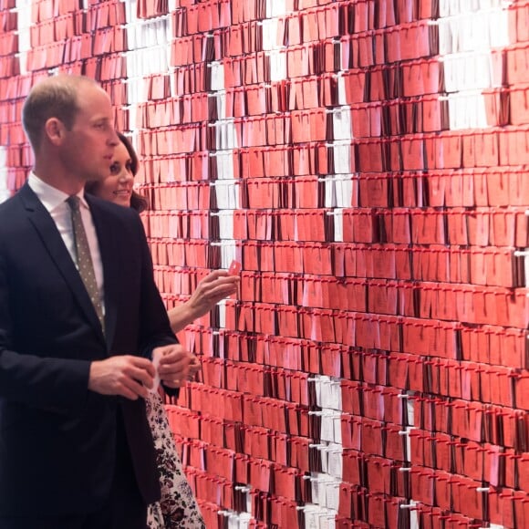 Kate Middleton et le prince William devant le Mur de la Solidarité au Musée de la solidarité européenne à Gdansk le 18 juillet 2017, où ils ont eu l'ancien président Lech Walesa pour guide, au cours de leur visite officielle en Pologne.