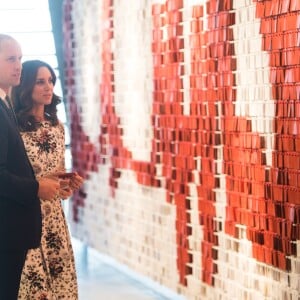 Kate Middleton et le prince William devant le Mur de la Solidarité au Musée de la solidarité européenne à Gdansk le 18 juillet 2017, où ils ont eu l'ancien président Lech Walesa pour guide, au cours de leur visite officielle en Pologne.