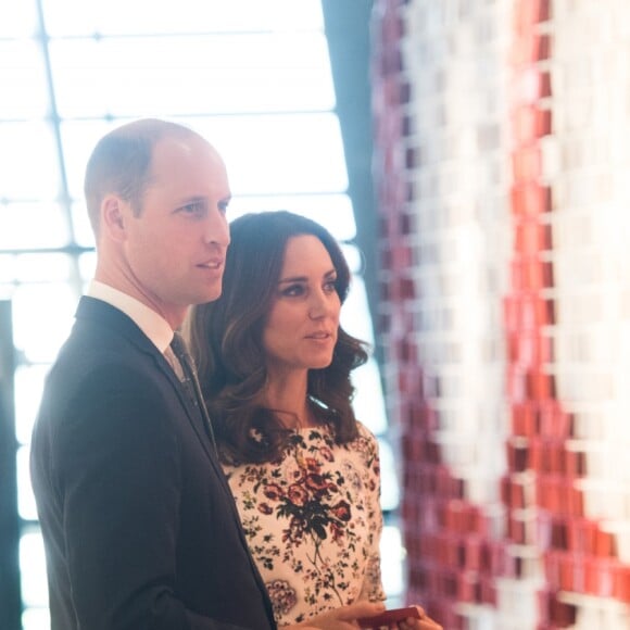 Kate Middleton et le prince William devant le Mur de la Solidarité au Musée de la solidarité européenne à Gdansk le 18 juillet 2017, où ils ont eu l'ancien président Lech Walesa pour guide, au cours de leur visite officielle en Pologne.