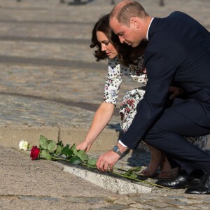 Kate Middleton et le prince William ont déposé des roses devant le monument aux morts des chantiers navals au Musée de la solidarité européenne à Gdansk le 18 juillet 2017, où ils ont eu l'ancien président Lech Walesa pour guide, au cours de leur visite officielle en Pologne.