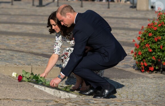Kate Middleton et le prince William ont déposé des roses devant le monument aux morts des chantiers navals au Musée de la solidarité européenne à Gdansk le 18 juillet 2017, où ils ont eu l'ancien président Lech Walesa pour guide, au cours de leur visite officielle en Pologne.