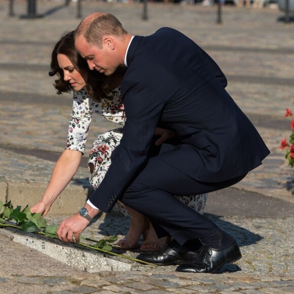 Kate Middleton et le prince William ont déposé des roses devant le monument aux morts des chantiers navals au Musée de la solidarité européenne à Gdansk le 18 juillet 2017, où ils ont eu l'ancien président Lech Walesa pour guide, au cours de leur visite officielle en Pologne.