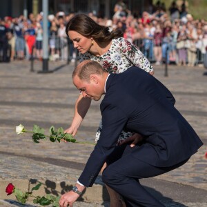 Kate Middleton et le prince William ont déposé des roses devant le monument aux morts des chantiers navals au Musée de la solidarité européenne à Gdansk le 18 juillet 2017, où ils ont eu l'ancien président Lech Walesa pour guide, au cours de leur visite officielle en Pologne.