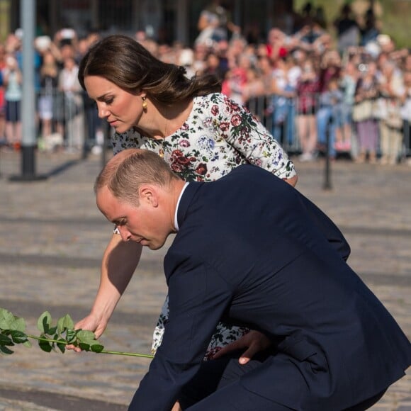 Kate Middleton et le prince William ont déposé des roses devant le monument aux morts des chantiers navals au Musée de la solidarité européenne à Gdansk le 18 juillet 2017, où ils ont eu l'ancien président Lech Walesa pour guide, au cours de leur visite officielle en Pologne.