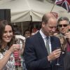 Le prince William, duc de Cambridge, et Kate Middleton, duchesse de Cambridge, boivent un verre de Goldwasser, une liqueur locale lors de leur visite à Gdansk, le 18 juillet 2017