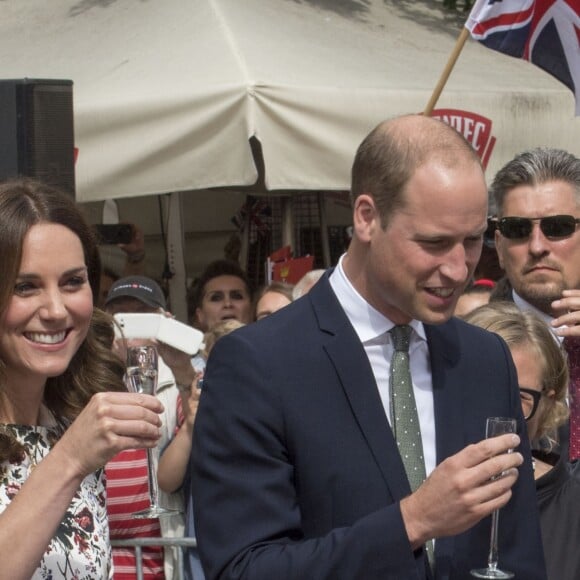 Le prince William, duc de Cambridge, et Kate Middleton, duchesse de Cambridge, boivent un verre de Goldwasser, une liqueur locale lors de leur visite à Gdansk, le 18 juillet 2017