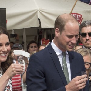 Le prince William, duc de Cambridge, et Kate Middleton, duchesse de Cambridge, boivent un verre de Goldwasser, une liqueur locale lors de leur visite à Gdansk, le 18 juillet 2017