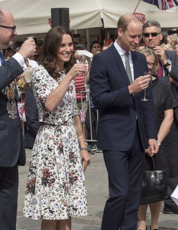 Le prince William, duc de Cambridge, et Kate Middleton, duchesse de Cambridge, boivent un verre de Goldwasser, une liqueur locale lors de leur visite à Gdansk, le 18 juillet 2017