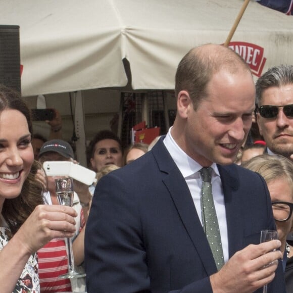 Le prince William, duc de Cambridge, et Kate Middleton, duchesse de Cambridge, boivent un verre de Goldwasser, une liqueur locale lors de leur visite à Gdansk, le 18 juillet 2017