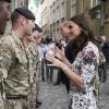 Le prince William, duc de Cambridge, et Kate Middleton, duchesse de Cambridge, rencontrent des soldats lors de leur visite à Gdansk, le 18 juillet 2017