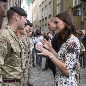 Le prince William, duc de Cambridge, et Kate Middleton, duchesse de Cambridge, rencontrent des soldats lors de leur visite à Gdansk, le 18 juillet 2017