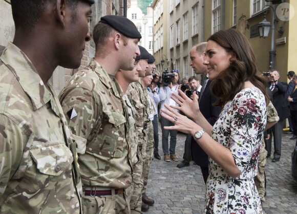 Le prince William, duc de Cambridge, et Kate Middleton, duchesse de Cambridge, rencontrent des soldats lors de leur visite à Gdansk, le 18 juillet 2017