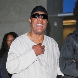 Exclusif - Stevie Wonder arrive très souriant à l'aéroport de LAX à Los Angeles, le 23 mai 2017  Exclusive - Living legend Stevie Wonder spotted all smiles at LAX Airport after arriving from Connecticut. We can now call him Dr. Wonder. On Monday (May 22), Stevie Wonder received an honorary Doctorate of Music at Yale University’s commencement in New Haven, Conn. Yale President Peter Salovey introduced Wonder with a tributary speech that included references to his classic songs. 23rd may 201723/05/2017 - Los Angeles