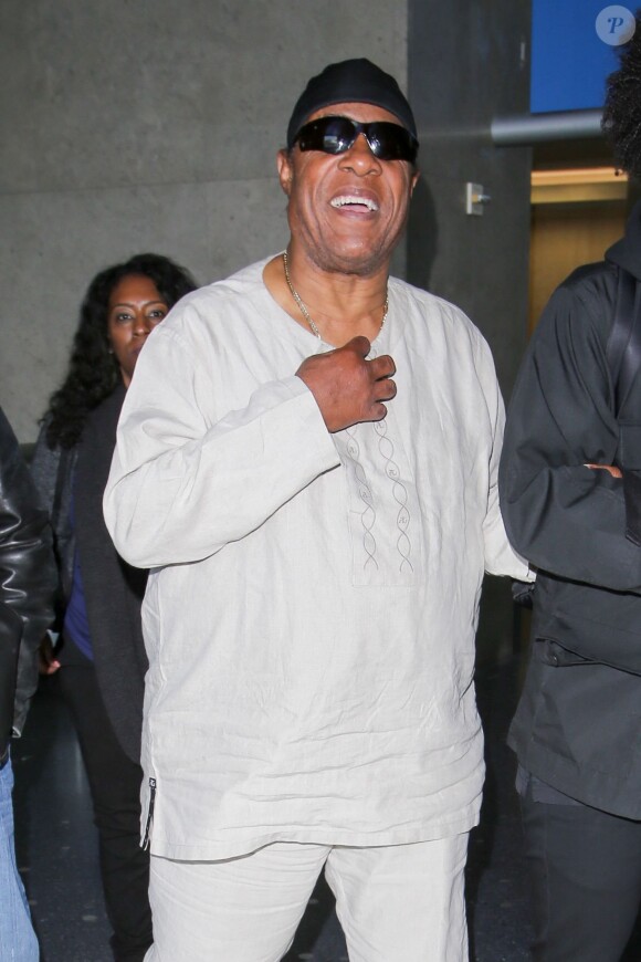 Exclusif - Stevie Wonder arrive très souriant à l'aéroport de LAX à Los Angeles, le 23 mai 2017  Exclusive - Living legend Stevie Wonder spotted all smiles at LAX Airport after arriving from Connecticut. We can now call him Dr. Wonder. On Monday (May 22), Stevie Wonder received an honorary Doctorate of Music at Yale University’s commencement in New Haven, Conn. Yale President Peter Salovey introduced Wonder with a tributary speech that included references to his classic songs. 23rd may 201723/05/2017 - Los Angeles