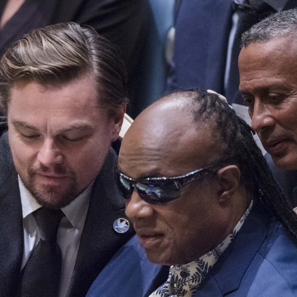 Leonardo DiCaprio et Stevie Wonder - People à la célébration du 35ème anniversaire de la journée internationale de la paix à l'ONU à New York. Le 16 septembre 2016  NEW YORK, NY - SEPTEMBER 16: Leonardo DiCaprio and Stevie Wonder at the UN messengers of peace pose for a picture during the Peace Bell Ceremony to commemorate the International Day of Peace September 16, 2016 at the United Nations in New York16/09/2016 - New York