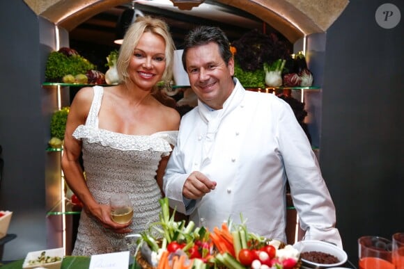 Exclusif - Pamela Anderson et le chef Christophe Leroy - L'actrice américaine Pamela Anderson organisait au restaurant "Leroy’s Paris", un dîner au profit de la Pamela Anderson Foundation engagée dans différentes campagnes au profit de la condition animale à Paris le 4 mai 2017. © Philippe Doignon/Bestimage