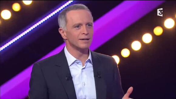Samuel Etienne met ses mains sur les fesses d'une candidate dans "Questions pour un champion" sur France 3, le 17 juillet 2017.
