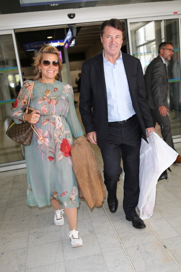 Christian Estrosi et sa femme Laura Tenoudji, enceinte , arrivent à l'aéroport de Nice à l'occasion du 70ème festival de Cannes le 17 mai 2017