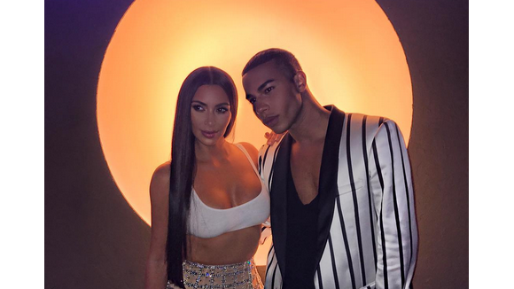 Kim Kardashian : Sexy et irrésistible pour soutenir Olivier Rousteing