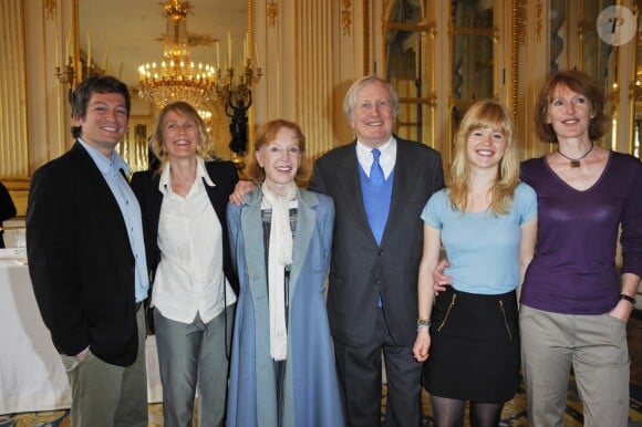 Claude Rich fait commandeur de la Légion d'honneur en 2011 et entouré de sa femme, ses filles et sa petite-fille