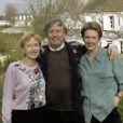 En France, à Orgeval, Claude Rich, sa fille Delphine et sa femme Catherine chez eux le 15 mars 1993.