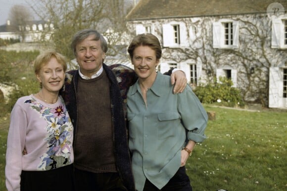 En France, à Orgeval, Claude Rich, sa fille Delphine et sa femme Catherine chez eux le 15 mars 1993