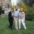 En France, chez lui, dans sa maison d'Orgeval, Claude Rich avec sa fille Dephine et sa femme Catherine le 20 mai 1986