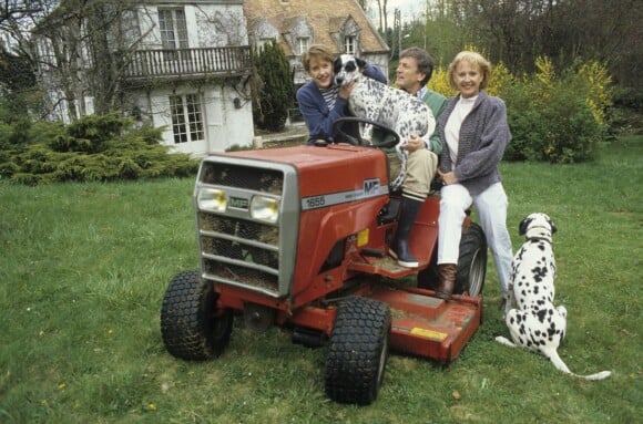 En France, chez lui, dans sa maison d'Orgeval, Claude Rich avec sa fille Dephine et sa femme Catherine le 20 mai 1986.