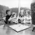 En France, à Orgeval, Claude Rich en famille avec sa femme Catherine et leurs deux filles Delphine et Nathalie le 17 janvier 1973