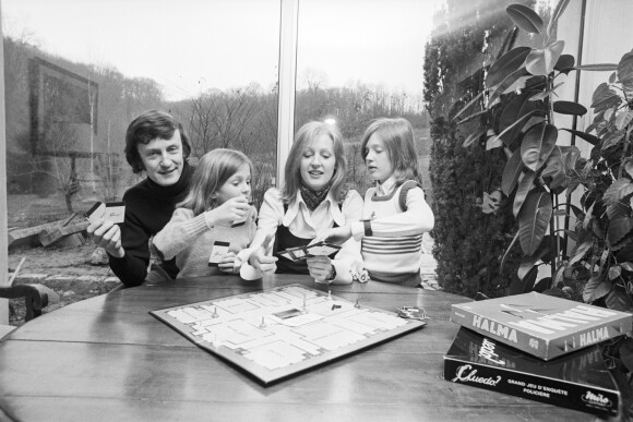 En France, à Orgeval, Claude Rich en famille avec sa femme Catherine et leurs deux filles Delphine et Nathalie le 17 janvier 1973