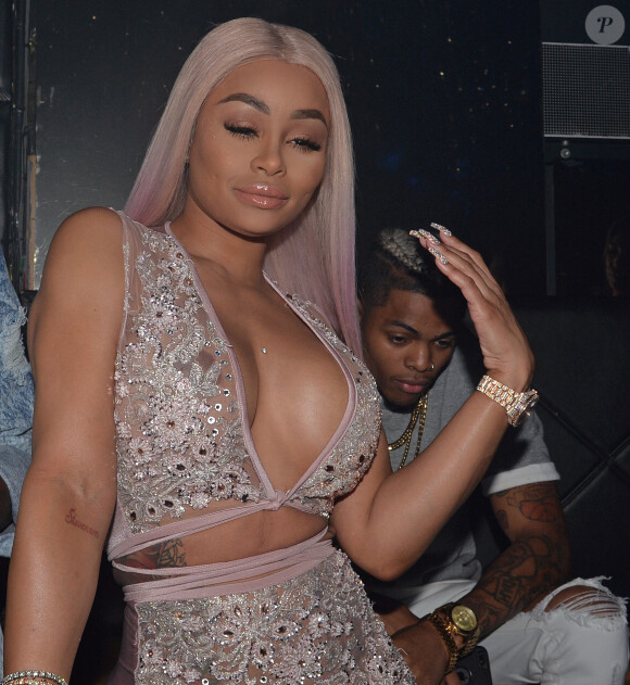 Blac Chyna fait la fête avec son nouveau compagnon Mechie au Mynt Lounge à Miami. Blac porte du vernis à ongles XXL à paillettes. Le 21 juillet 2017