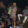 Blac Chyna fait la fête avec son nouveau compagnon Mechie au Mynt Lounge à Miami. Blac porte du vernis à ongles XXL à paillettes. Le 21 juillet 2017