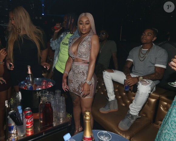 Blac Chyna fait la fête avec son nouveau compagnon Mechie au Mynt Lounge à Miami. Blac porte du vernis à ongles XXL à paillettes. Le 21 juillet 2017
