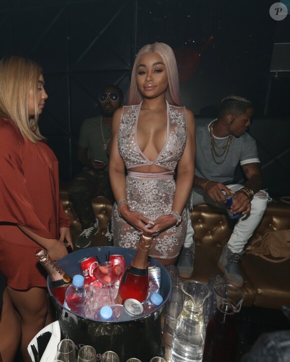 Blac Chyna fait la fête avec son nouveau compagnon Mechie au Mynt Lounge à Miami. Blac porte du vernis à ongles XXL à paillettes. Le 21 juillet 2017