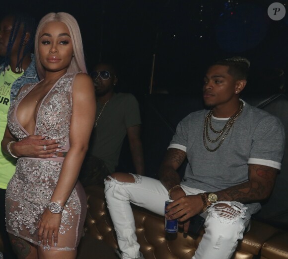 Blac Chyna fait la fête avec son nouveau compagnon Mechie au Mynt Lounge à Miami. Blac porte du vernis à ongles XXL à paillettes. Le 21 juillet 2017
