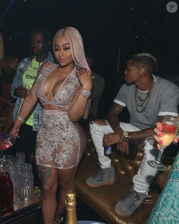 Blac Chyna fait la fête avec son nouveau compagnon Mechie au Mynt Lounge à Miami. Blac porte du vernis à ongles XXL à paillettes. Le 21 juillet 2017